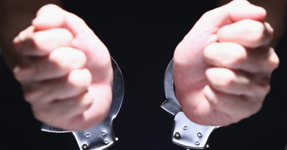 Hände in Handschellen