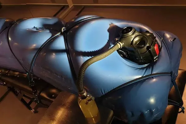 Ausgeliefert im aufblasbaren Latexsack