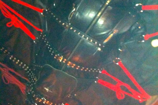 Bewegungsunfähig im Ledersack eingeschnürt