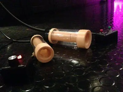 2 Kolben der Venus 2000 liegen auf dem Boden des Studio LUX