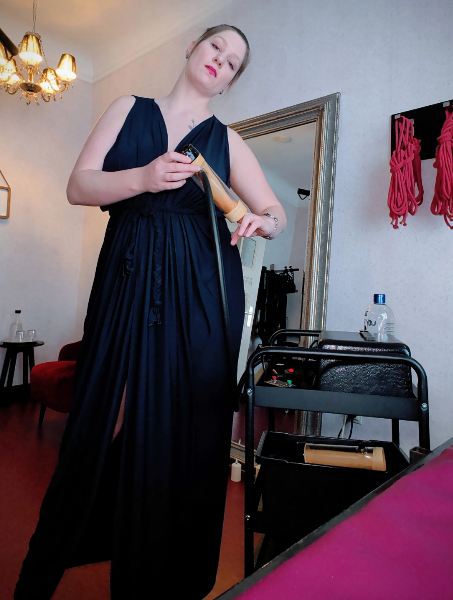 Lina twist steht im Bordoraum des Studio LUX und hat die Venus2000 in der Hand. Sie ist bereit, dich damit in den lustvollen Wahnsinn zu treiben. 