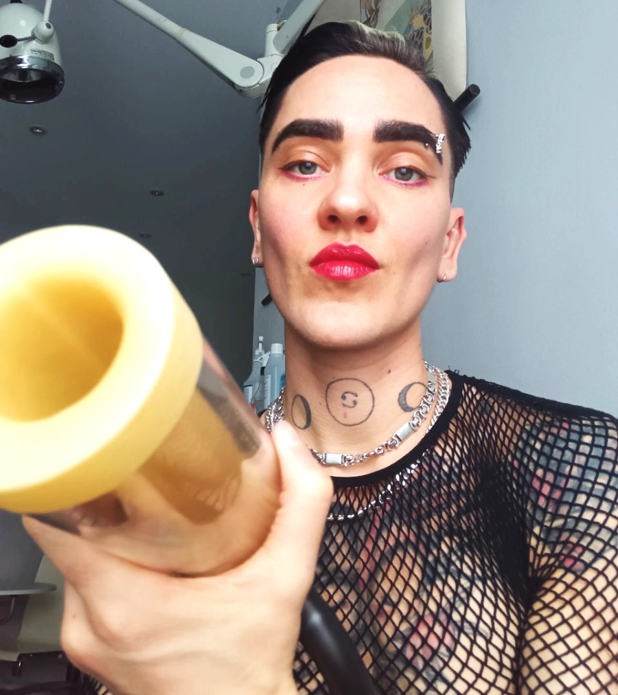 Luna ist bereit den Kolben der Melkmaschine anzubringen. Sie hat dich im Gynstuhl der Klinik des Studio LUX in Berlin fixiert. 