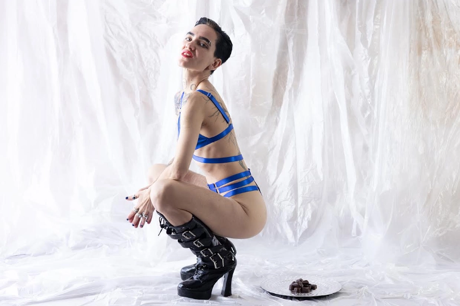 Luna präsentiert dir ihre besonderen KV Pralinen im Studio LUX In Berlin