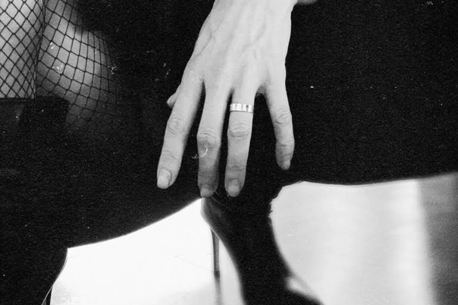 Lady Mara in der Hocke, du siehst den Schritt und wirst gleich mit KV gefüttert