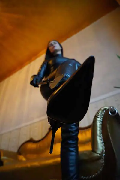 Domina Firewolf im Studio LUX