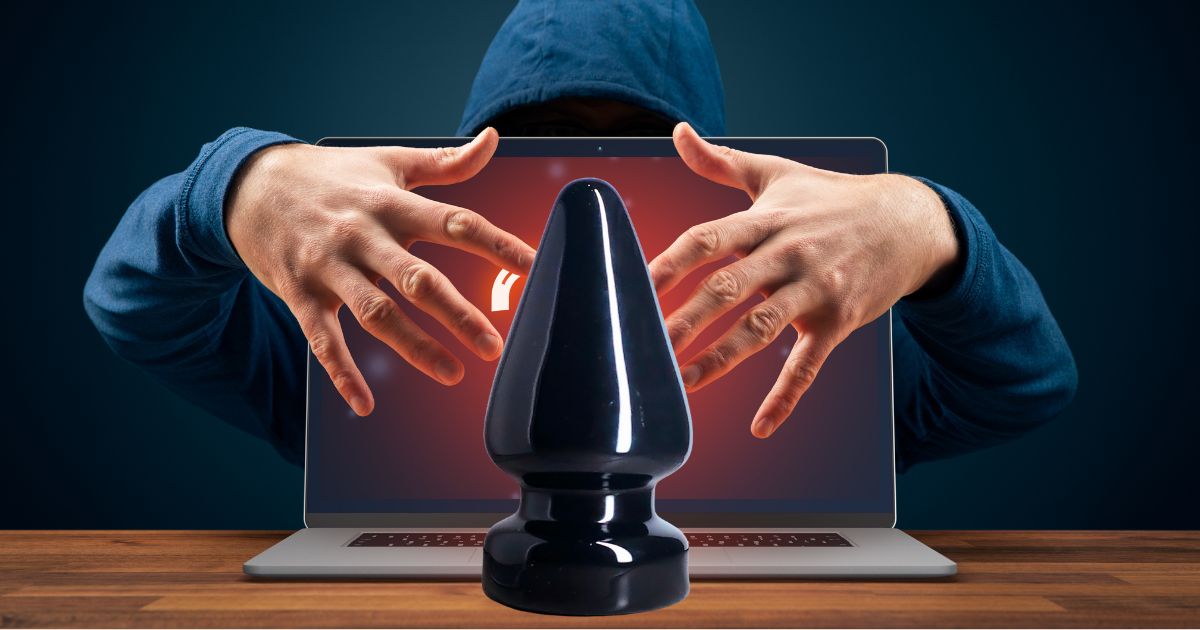 Hacker vor dem Laptop fummelt an einem riesigen Analplug rum.