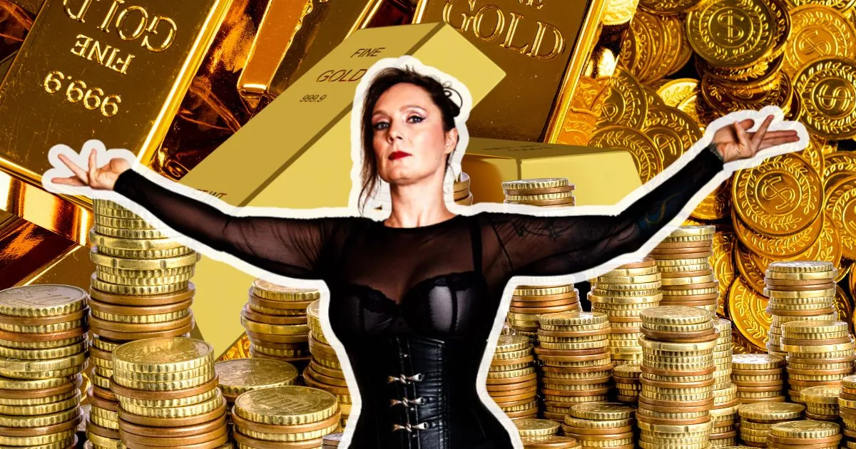 Lady Velvet Steel vor einem Haufen Geld