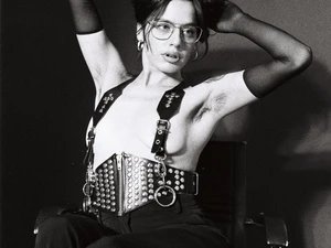 Madame Ava L'affaire elegant in Anzugshose und einem Harness welches die natürliche Brust bedeckt - Domina mit Achselhaare