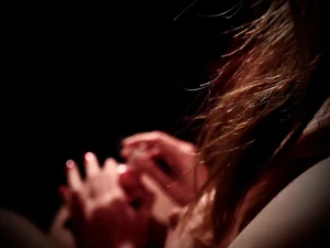 Dahlia Nyx im roten Raum des Studio Lux Berlin. Nahaufnahme. Hände.