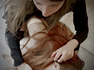 Dahlia Nyx im Kursraum des Studio Lux, im intensiven Spiel mit einer Sub.