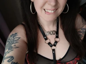 Bratty Lara Vixette im roten Leoprint mit Harness im Studio LUX