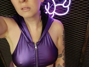 im lila metallic Sport Outfit fordert Wrestlerin Lara Vixette dich hinaus