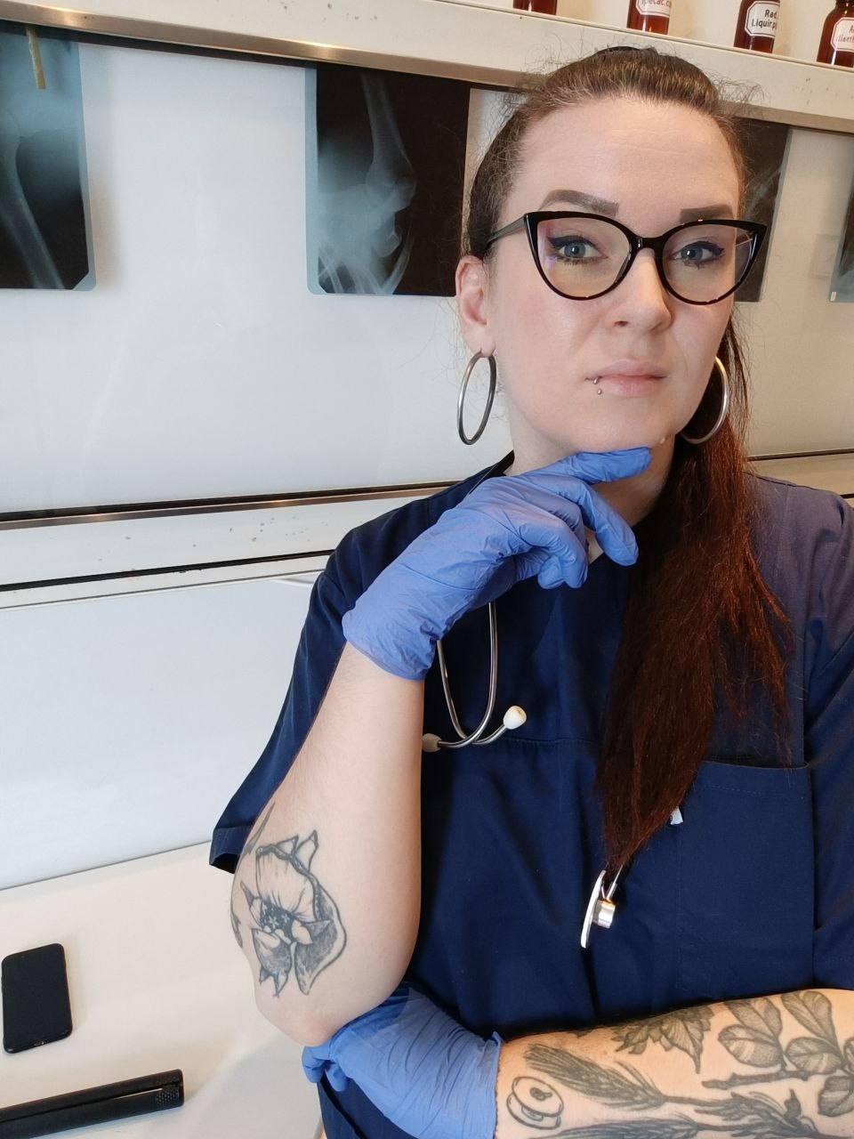 Klassisch blaue Nitril Handschuhe sind in der Klinik nicht wegzudenken