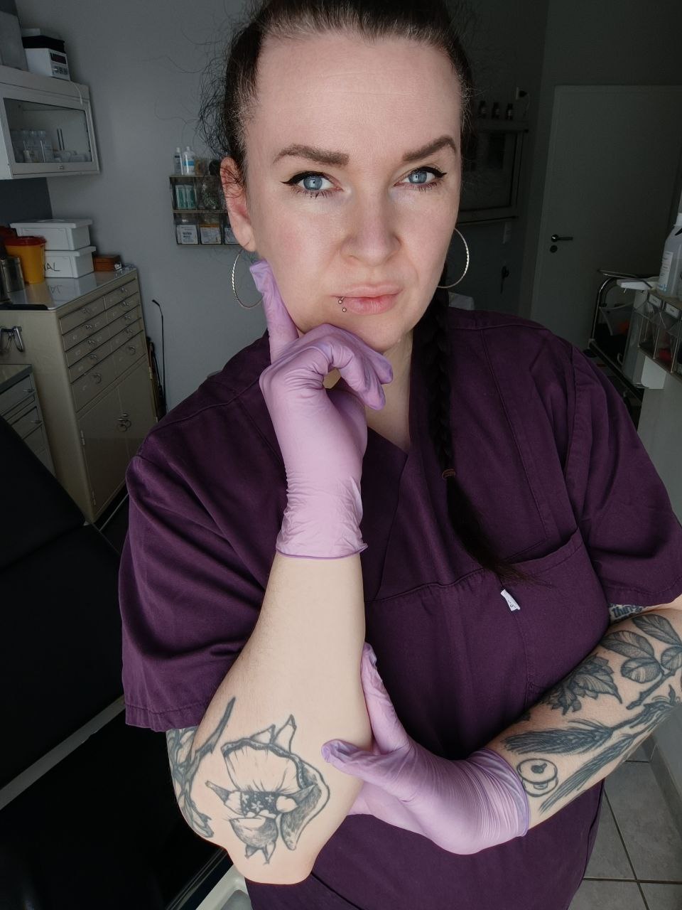 Schwester Lara verführt gerne in pastell farbenden Latex Einweghandschuhen