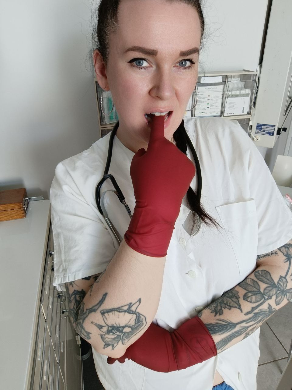 Die blut-roten Latex Einweghandschuhen trägt Schwester Lara besonders gerne bei der Entnahme der Spermaprobe