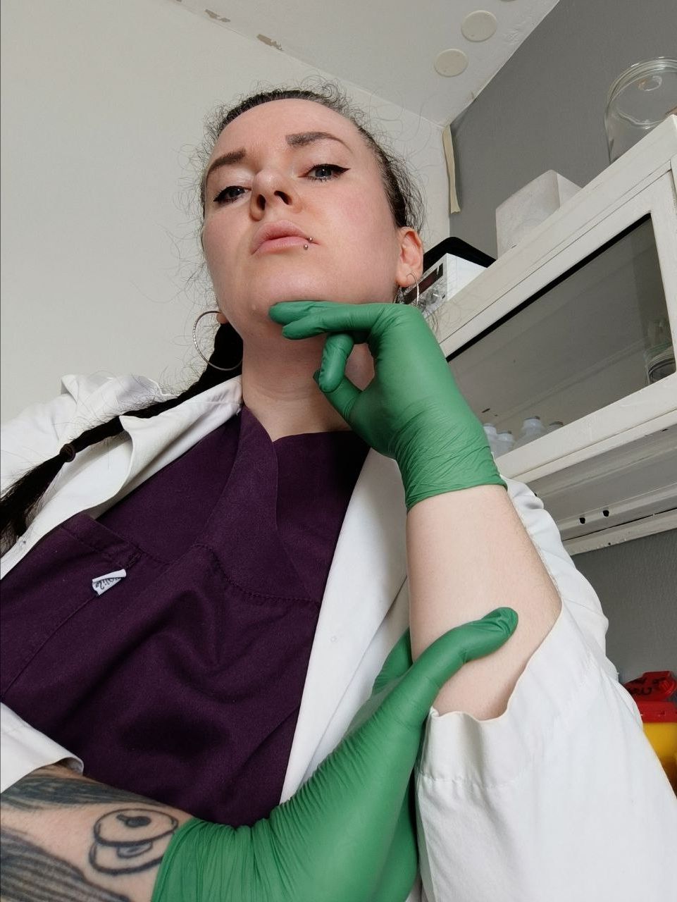 Frau Dr. Vixette liebt ihre außergewöhnlichen grünen Nitril Einweghandschuhe