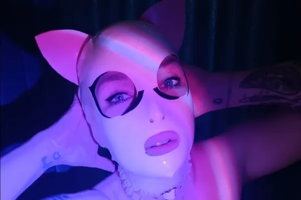 Petplay: mit Zuckerwürfel & Peitsche