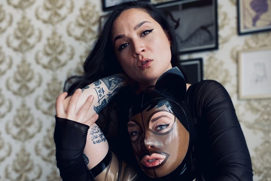 Your dream - a double session with Saga Moros & Lara Vixette