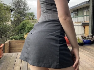 Leila Rose Wilde business casual Po im kurzen Rock zeigend bedeckt BDSM Studio Lux Berlin - Poverehrung bei Domina