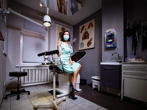 Lilly Love Lotus Domina im Arztkittel Schwesternkittel im Klinikzimmer wartet auf Patient Studio Lux Berlin