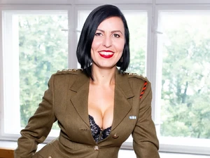 lilly love lotus domina uniformfetisch militär drill training strafbock rohrstock studio lux berlin