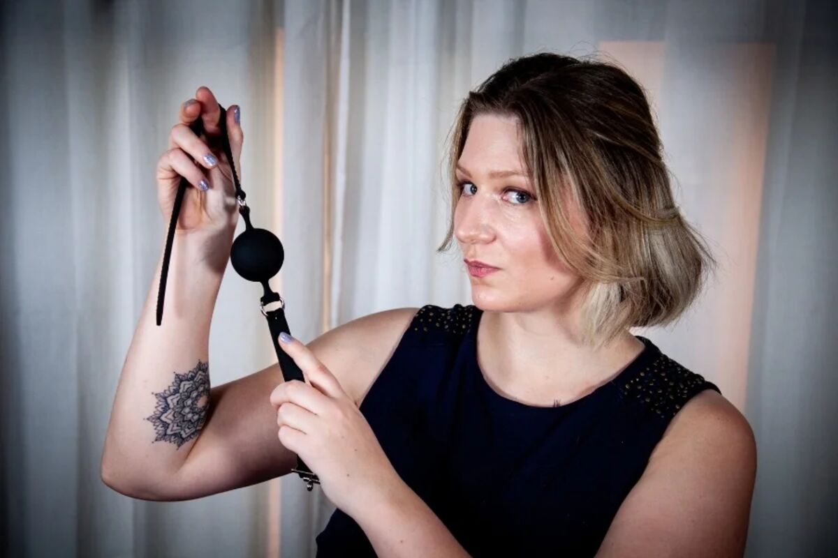 Domina Lina Twist will dir einen schwarzen Knebel aus Silikon anlegen.