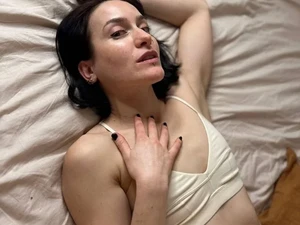 Miss Flora entspannt sinnlich und natülich auf dem Bett