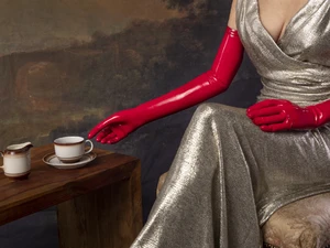 miss-juliette-tee-trinken-mit-roter-latexhandschuhen