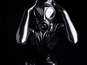Phantessa in Latexcatsuit, mit Gasmaske